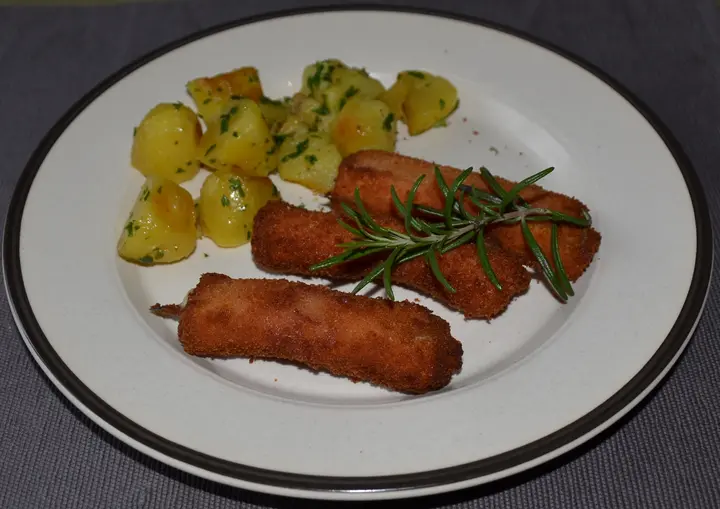 Gebackene Leberkäsröllchen