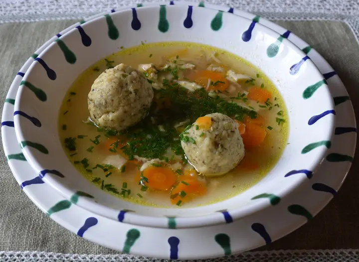 Hendlsuppe mit Majoranknöderl