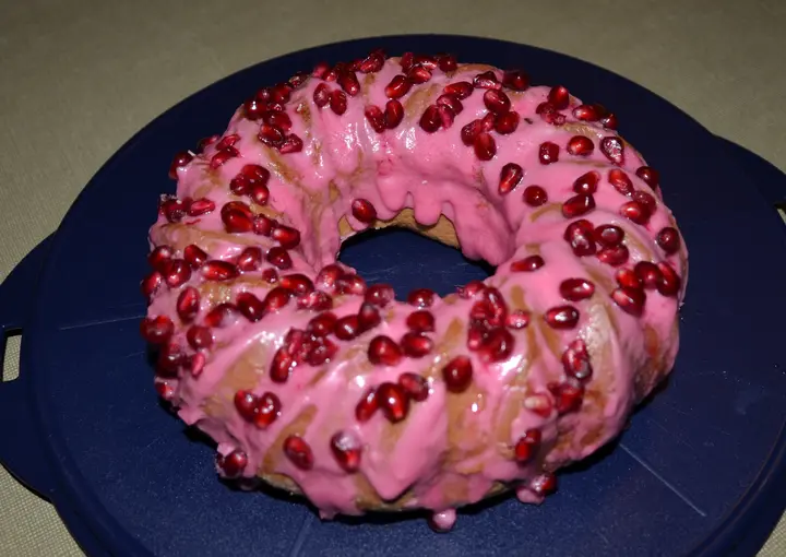 Buttermilchgugelhupf mit Granatapfelglasur
