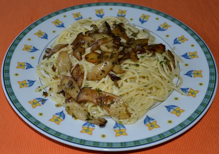 Spaghetti mit gebratenen Kräutersaiblingen
