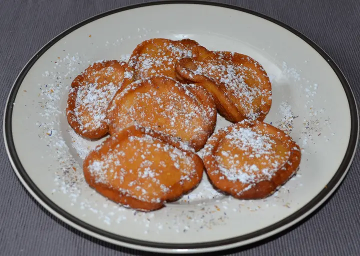 Gebackene Biskuitscheiben