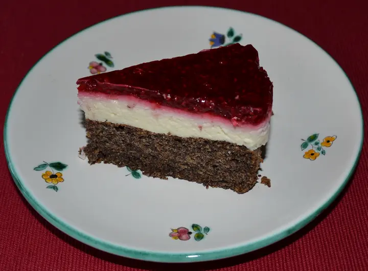 Mohn-Topfen-Torte mit Himbeerspiegel