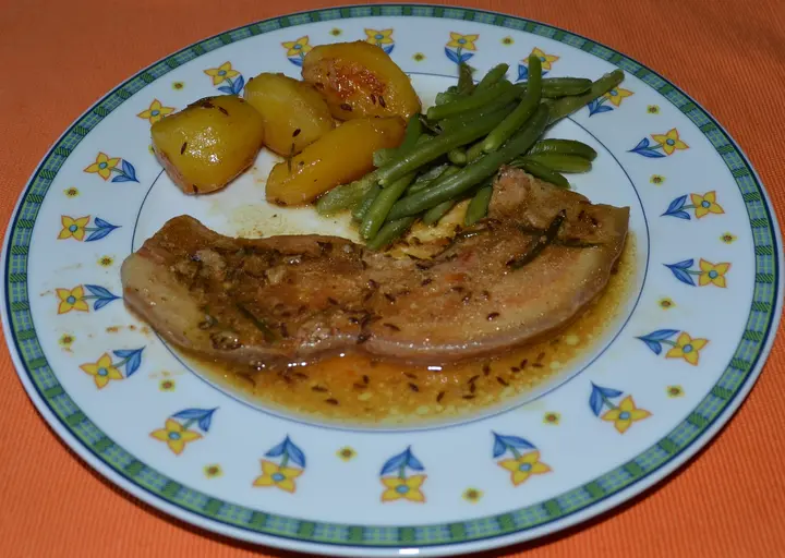 gebratenes Bauchfleisch mit Kartoffeln