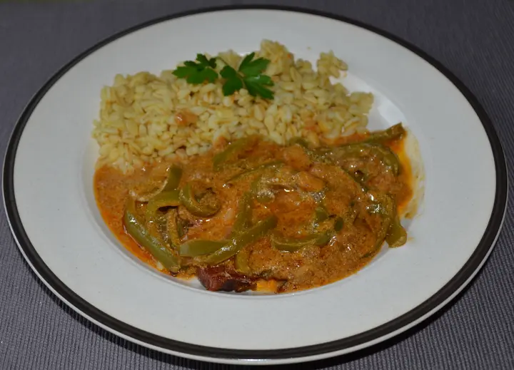 Schopf mit Paprikagemüse