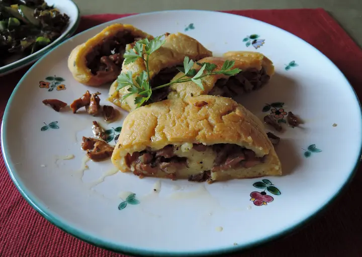 Kartoffel-Eierschwammerlroulade