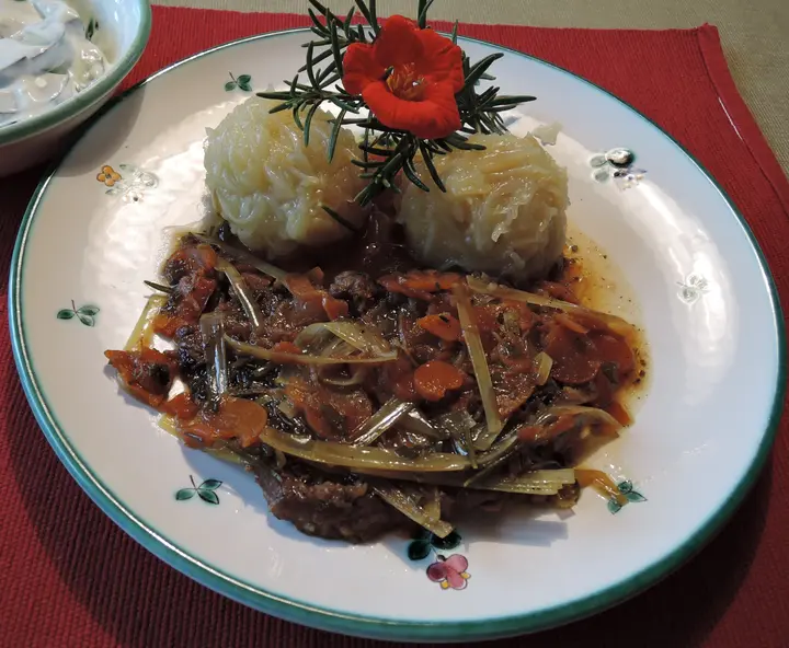 Lauch-Schopfbraten mit Waldviertler Knödel