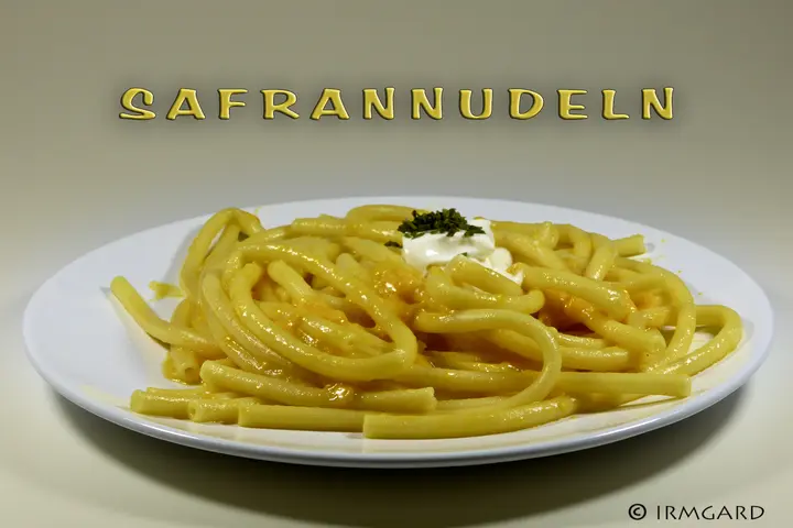 Safrannudeln