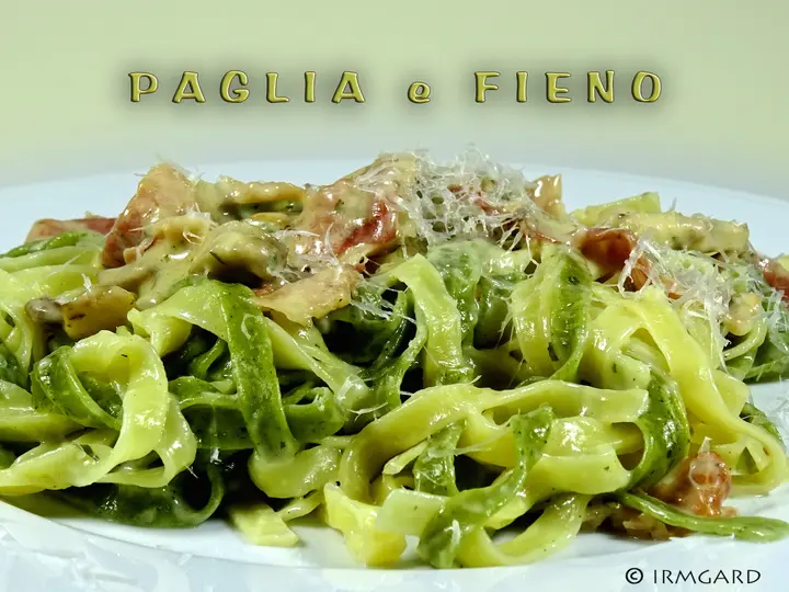 Paglia e fieno (Bandnudeln in Pilz-Sahne-Sauce)