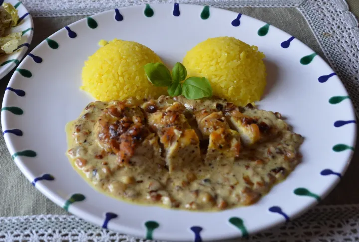 Hendlfilet mit Pinienkernsauce