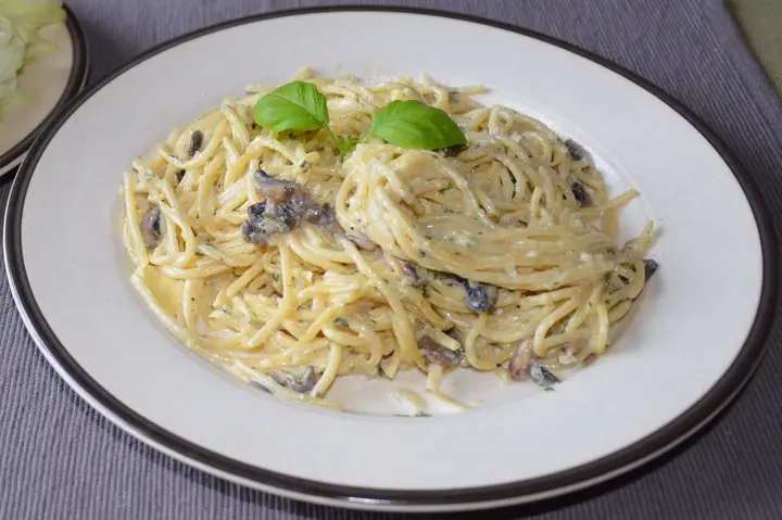 Spaghetti mit Champignon-Käsesuppe