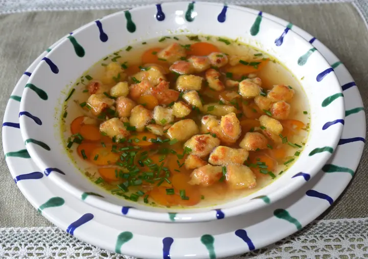 Suppe mit knusprigen Semmelwürfeln