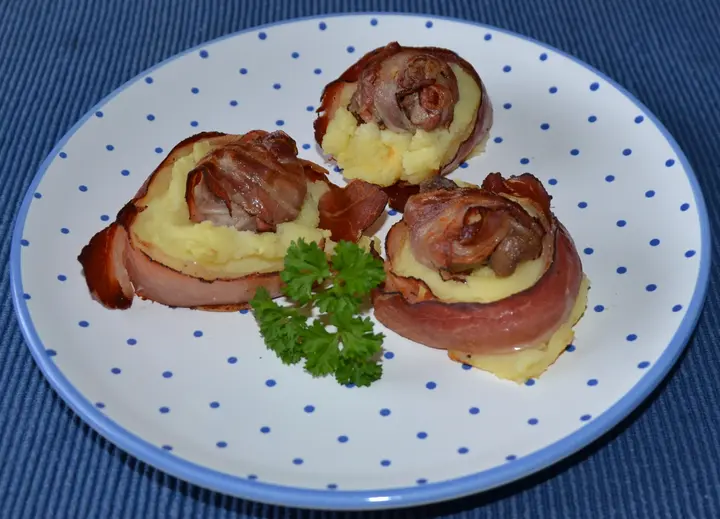 Fischerl mit Speck im Kartoffelnest