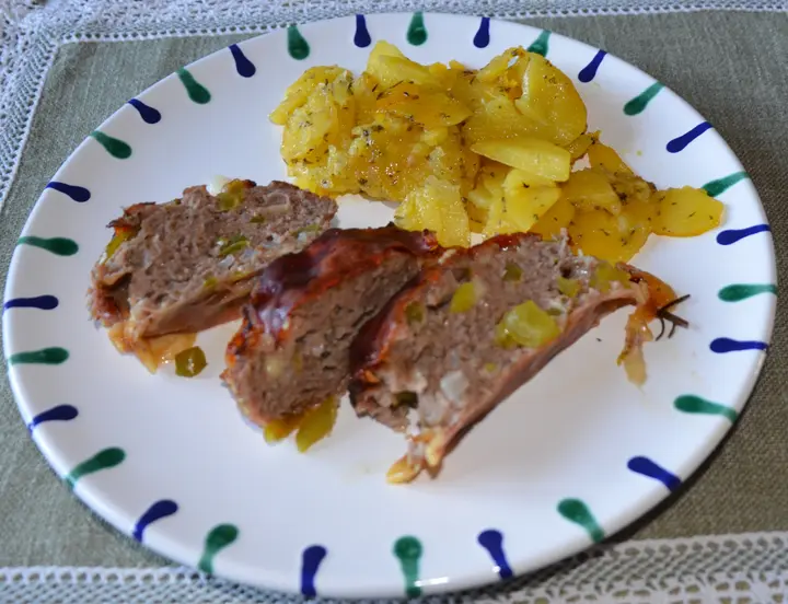 Faschierter Braten mit Paprika und Emmentaler