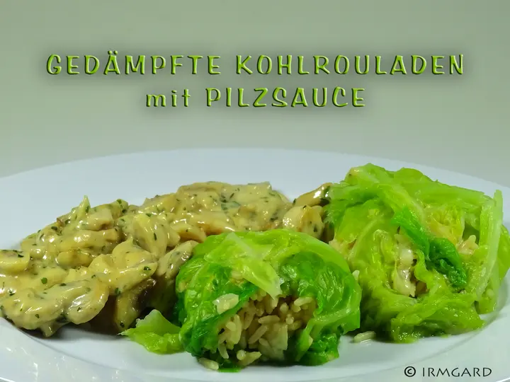 Gedämpfte Kohlrouladen mit Pilzsauche