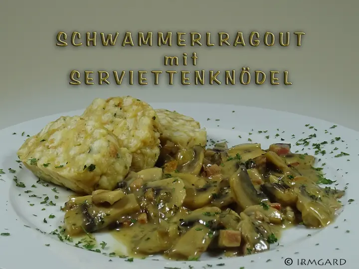 Schwammerlragout mit Serviettenknödel