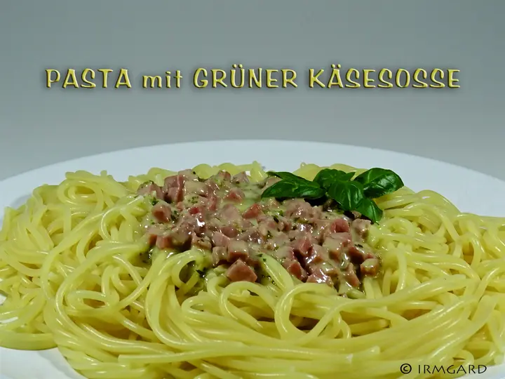 Pasta mit grüner Käsesosse