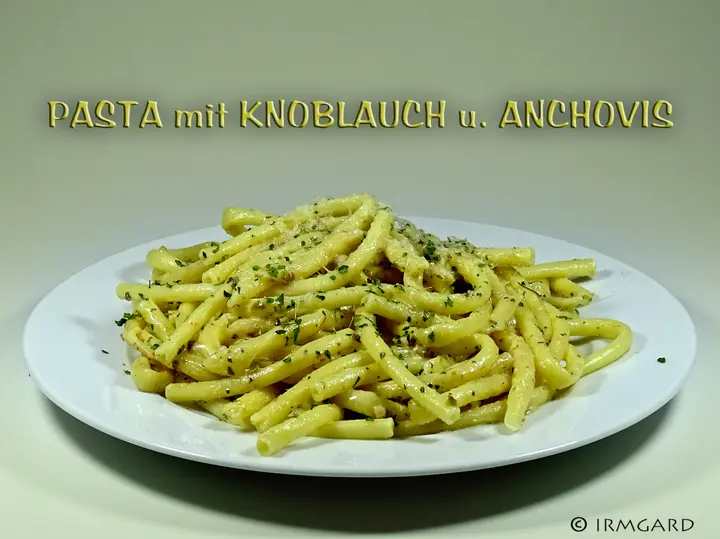 Pasta mit Knoblauch, Anchovis und Kapern