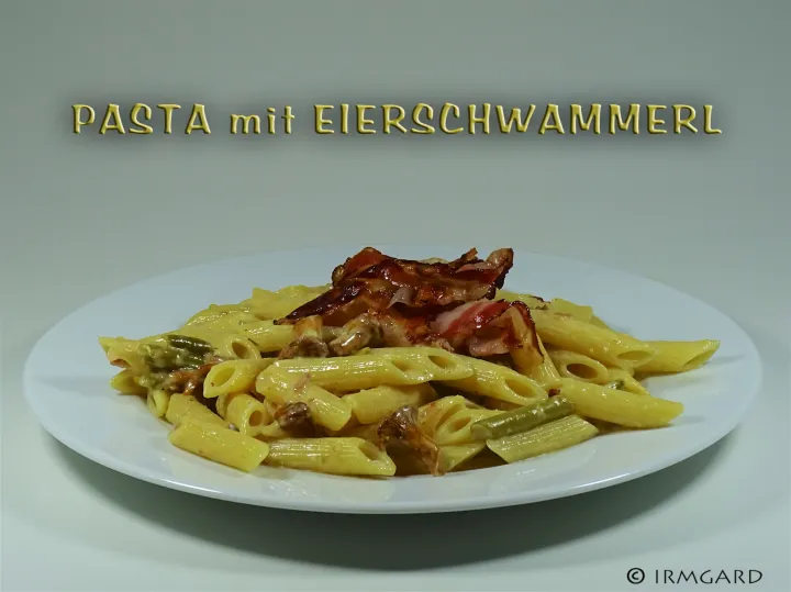 Pasta mit Eierschwammerl, Fisolen und Speck