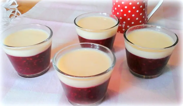 Rote Grütze mit Vanillesoße