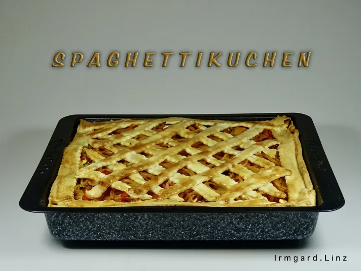 Spaghettikuchen unter Teiggitter