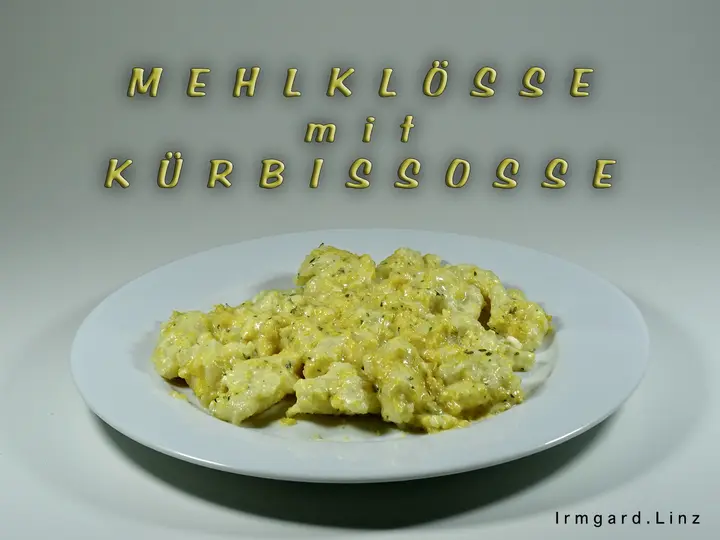 Mehlklösse in Kürbissosse