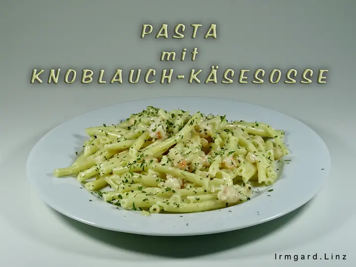 Pasta mit Knoblauch-Käse-Sosse