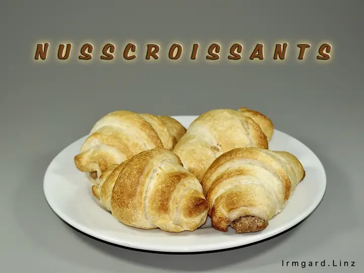 Nusscroissants