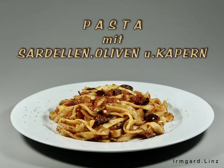 Pasta mit Sardellen, Oliven und Kapern