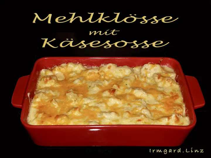 Mehlklösse mit Käsesosse