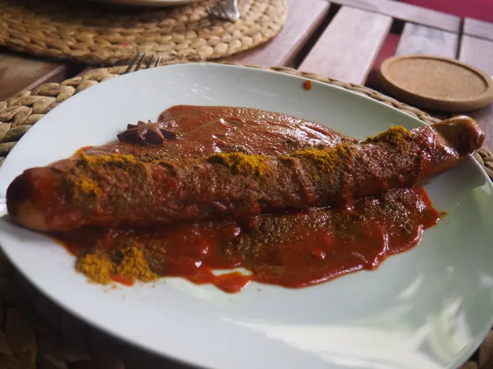 Currywurst mit Kartoffelecken
