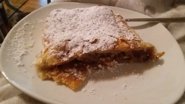 Omis Apfeltopfenstrudel