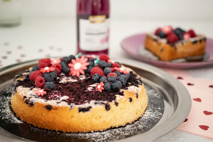 Veilchenblüten Frizzante-Obstkuchen