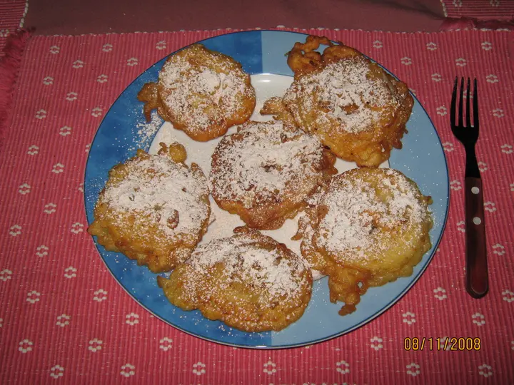 Äpfel im Palatschinkenteig
