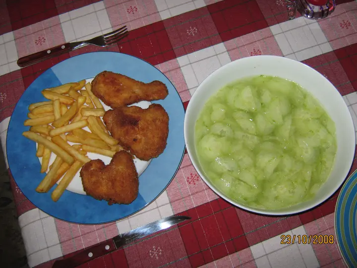 Backhenderl mit Gurkensalat