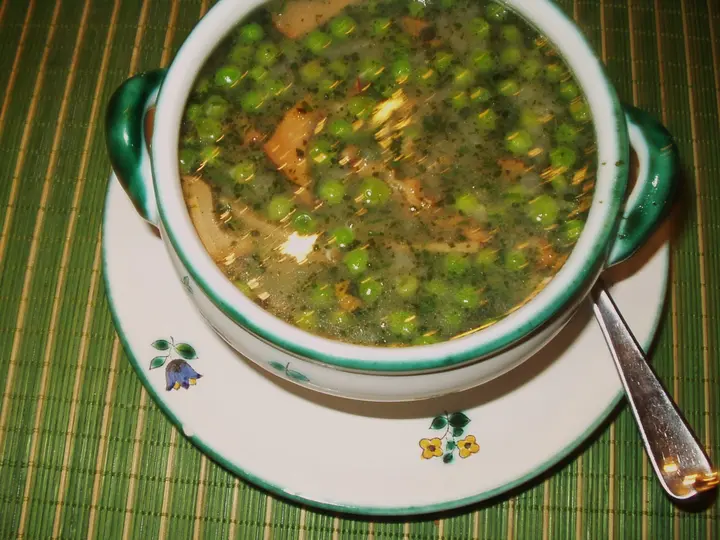 Erbsensupppe mit Eierschwammerl und Erdäpfeln