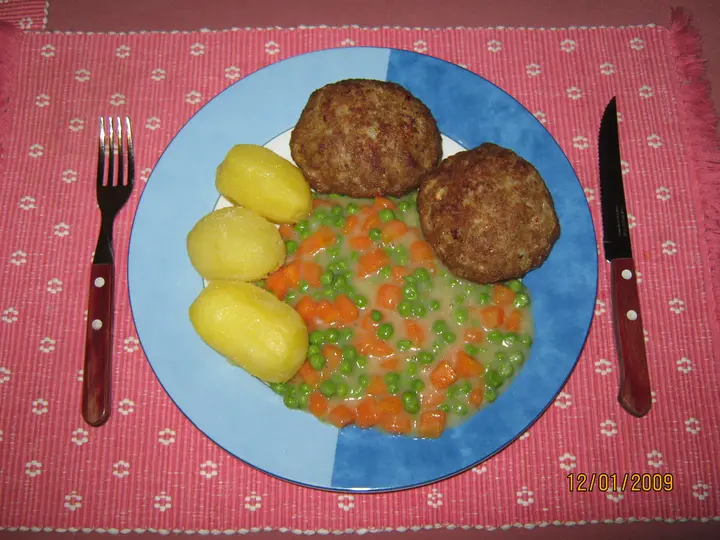 Faschierte Laibchen mit Mischgemüse