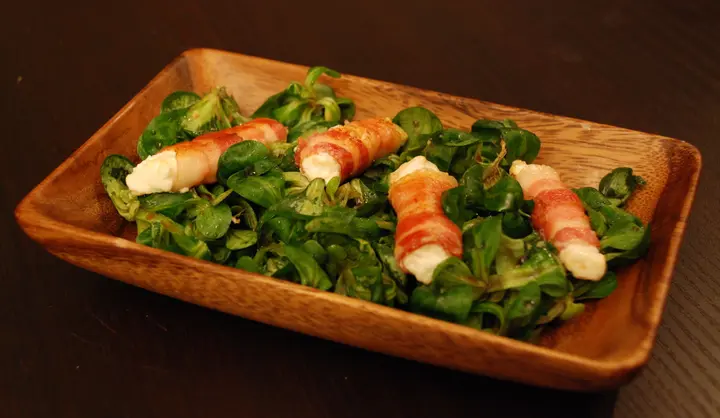 Blattsalat mit Feta-Speck-Röllchen