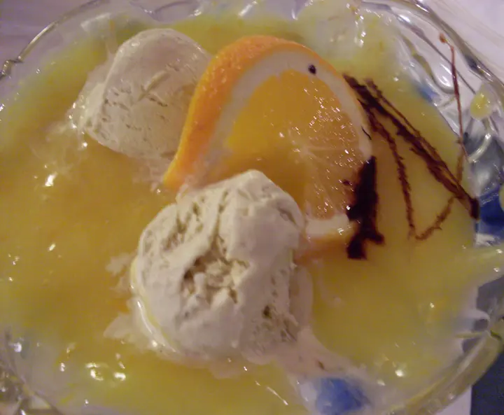 Geeiste Orangencreme mit Vanilleeis