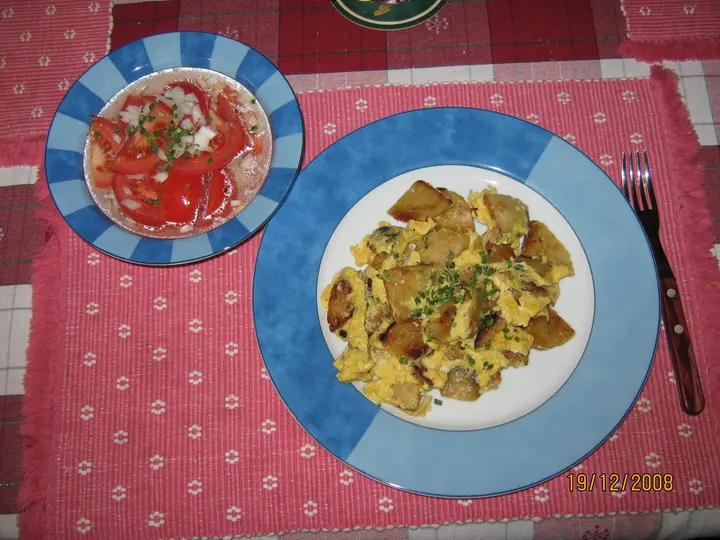 Geröstete Knödel mit Ei & Paradeissalat
