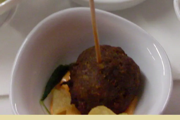 Hackbällchen mit Ayvar - Dip