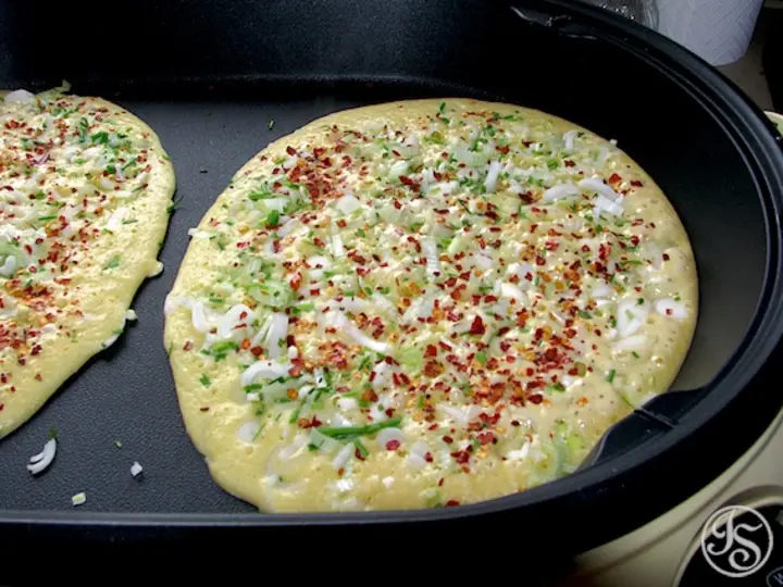 Palatschinken mit Frühlingszwiebeln