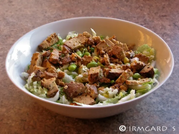 Chinakohlsalat mit Edamame und Mandeltofu
