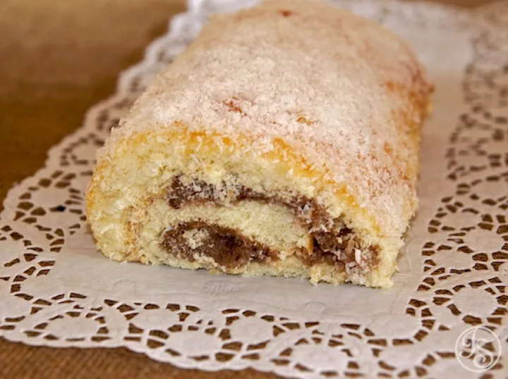 Haselnuss-Kokos-Roulade