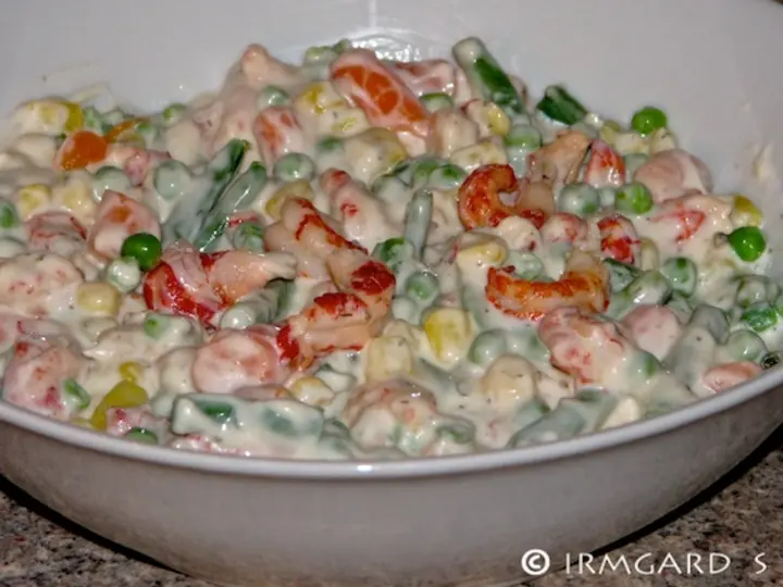 Gemüsesalat mit Flusskrebse