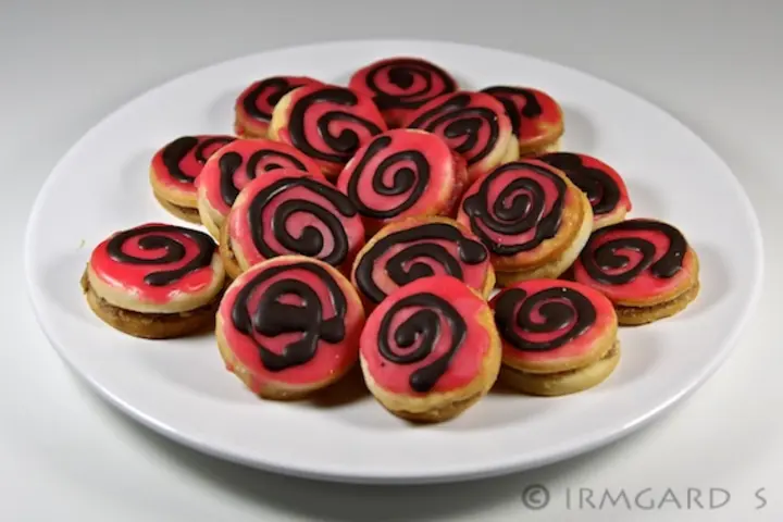 Nusstaler mit Granatapfelglasur