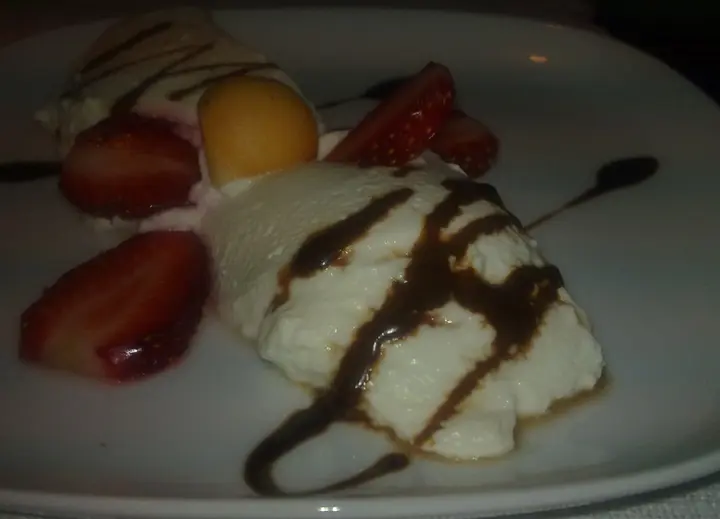 Joghurtnockerl mit Früchten