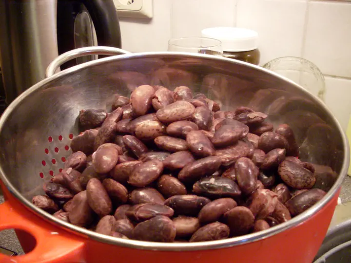 Käferbohnensuppe mit Schwarzbrotwürfel