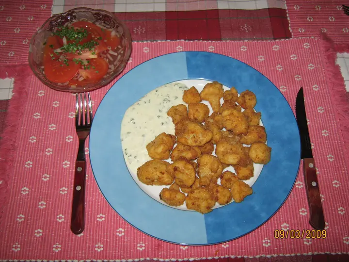 Gebackener Karfiol mit Schnittlauchsauce & Paradeissalat