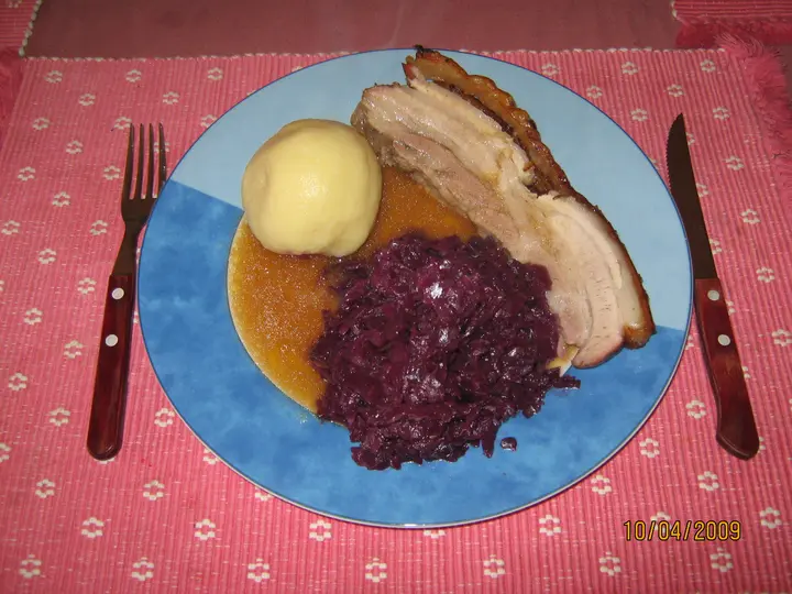 Kümmelbraten mit Rotkraut & Erdäpfelknödeln