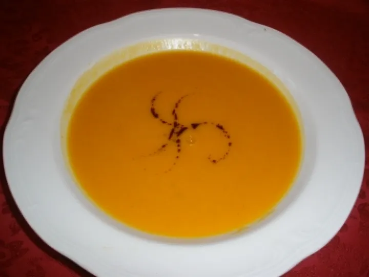 Hokkaido-Tomaten-Suppe mit Kürbiskernöl